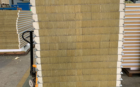 巖棉夾芯板具備的特點(diǎn)是什么？