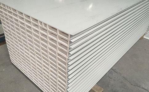  巖棉彩鋼夾心板使用時(shí)需注意什么事項(xiàng)？